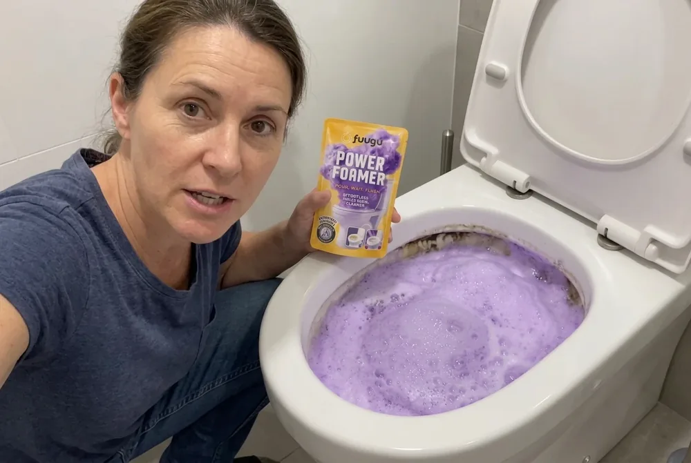 Anwenderin zeigt ihre schäumende Toilette mit Fuugu